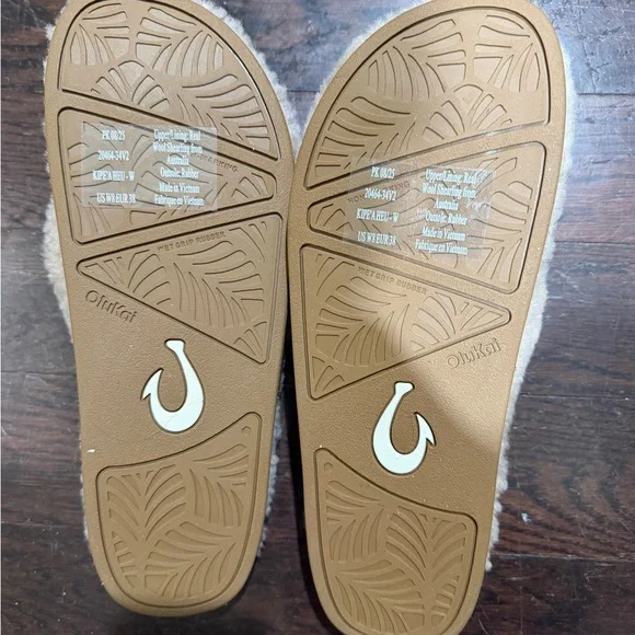 OLUKAI: FUZZY FLIP FLOP SLIPPERS - Picture 4 of 4